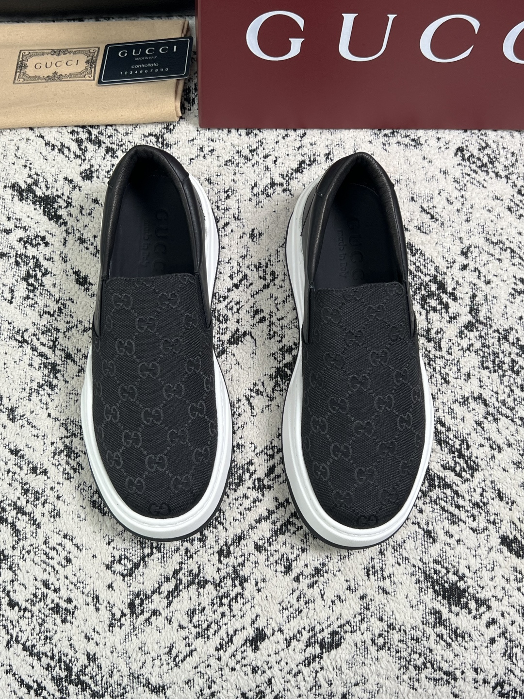 Gucci 高品质  顶级工艺品  古奇  专柜新款原厂配置，意大利进口牛皮面料，进口牛皮内里垫，透气舒适，鞋底：原厂特