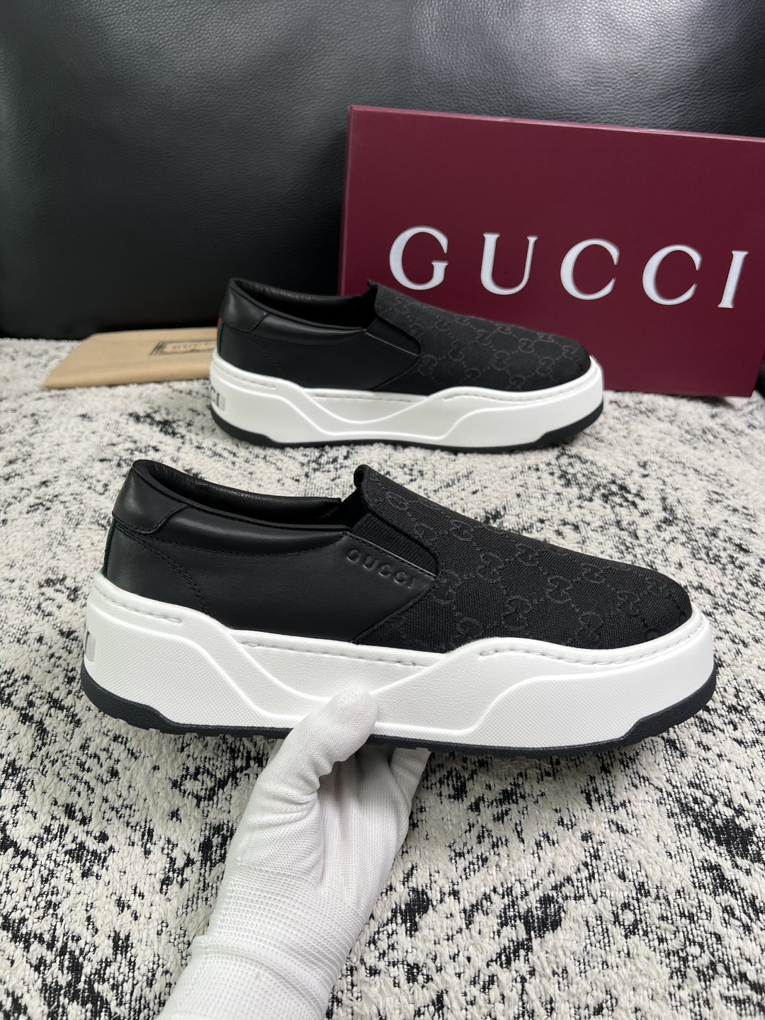 Gucci 高品质  顶级工艺品  古奇  专柜新款原厂配置，意大利进口牛皮面料，进口牛皮内里垫，透气舒适，鞋底：原厂特