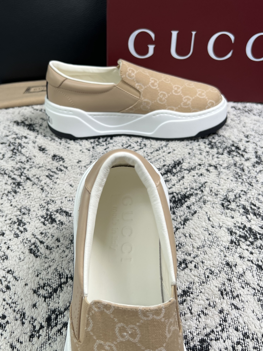 Gucci 高品质  顶级工艺品  古奇  专柜新款原厂配置，意大利进口牛皮面料，进口牛皮内里垫，透气舒适，鞋底：原厂特