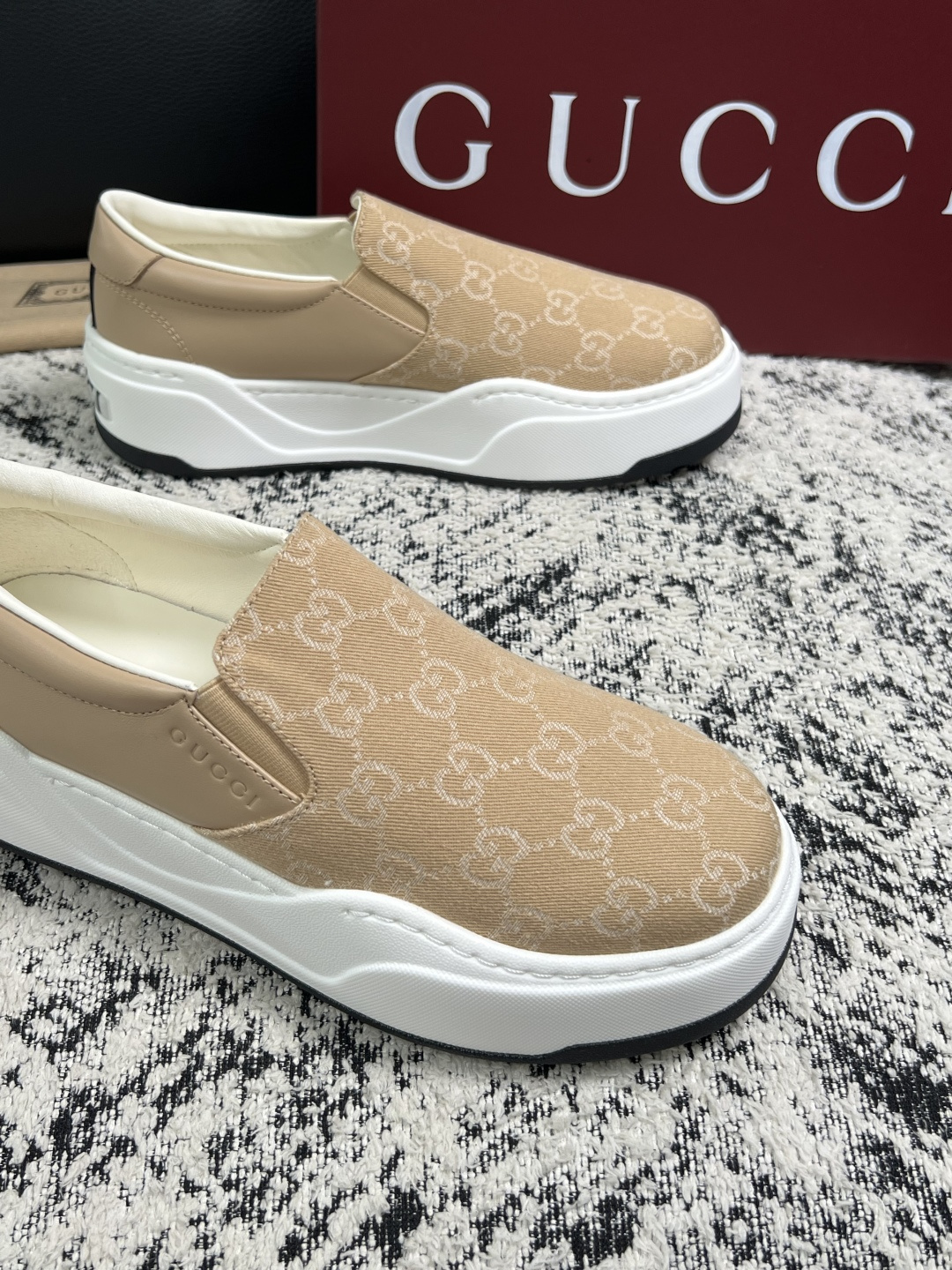 Gucci 高品质  顶级工艺品  古奇  专柜新款原厂配置，意大利进口牛皮面料，进口牛皮内里垫，透气舒适，鞋底：原厂特
