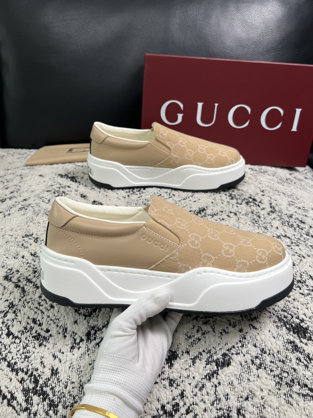 Gucci 高品质  顶级工艺品  古奇  专柜新款原厂配置，意大利进口牛皮面料，进口牛皮内里垫，透气舒适，鞋底：原厂特