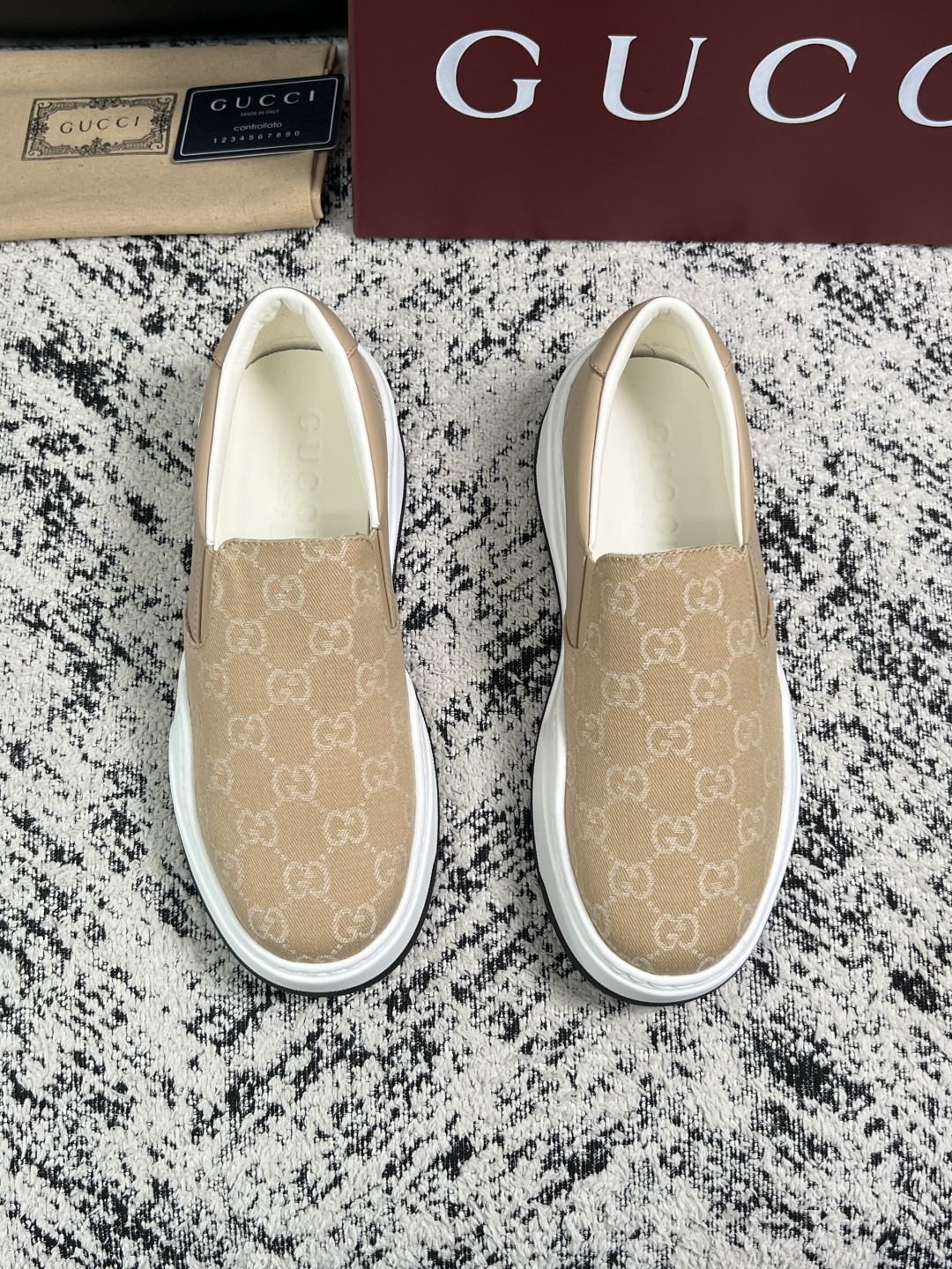Gucci 高品质  顶级工艺品  古奇  专柜新款原厂配置，意大利进口牛皮面料，进口牛皮内里垫，透气舒适，鞋底：原厂特