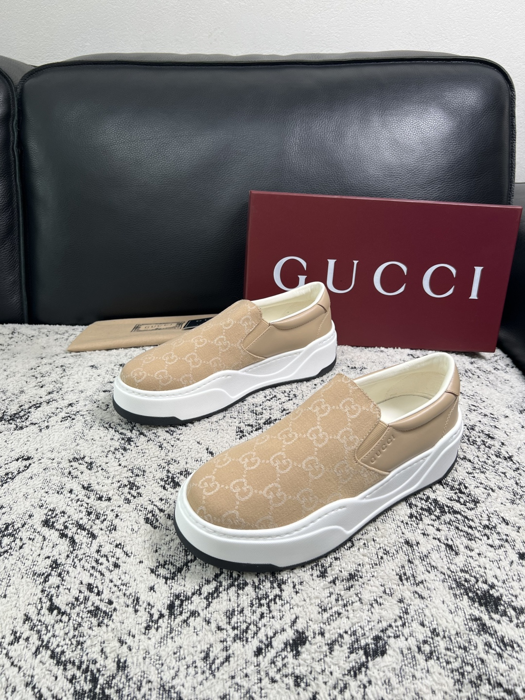 Gucci 高品质  顶级工艺品  古奇  专柜新款原厂配置，意大利进口牛皮面料，进口牛皮内里垫，透气舒适，鞋底：原厂特
