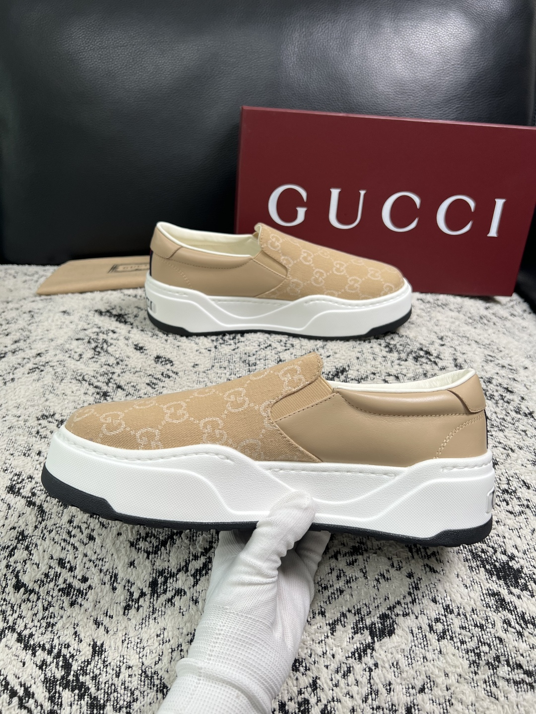 Gucci 高品质  顶级工艺品  古奇  专柜新款原厂配置，意大利进口牛皮面料，进口牛皮内里垫，透气舒适，鞋底：原厂特