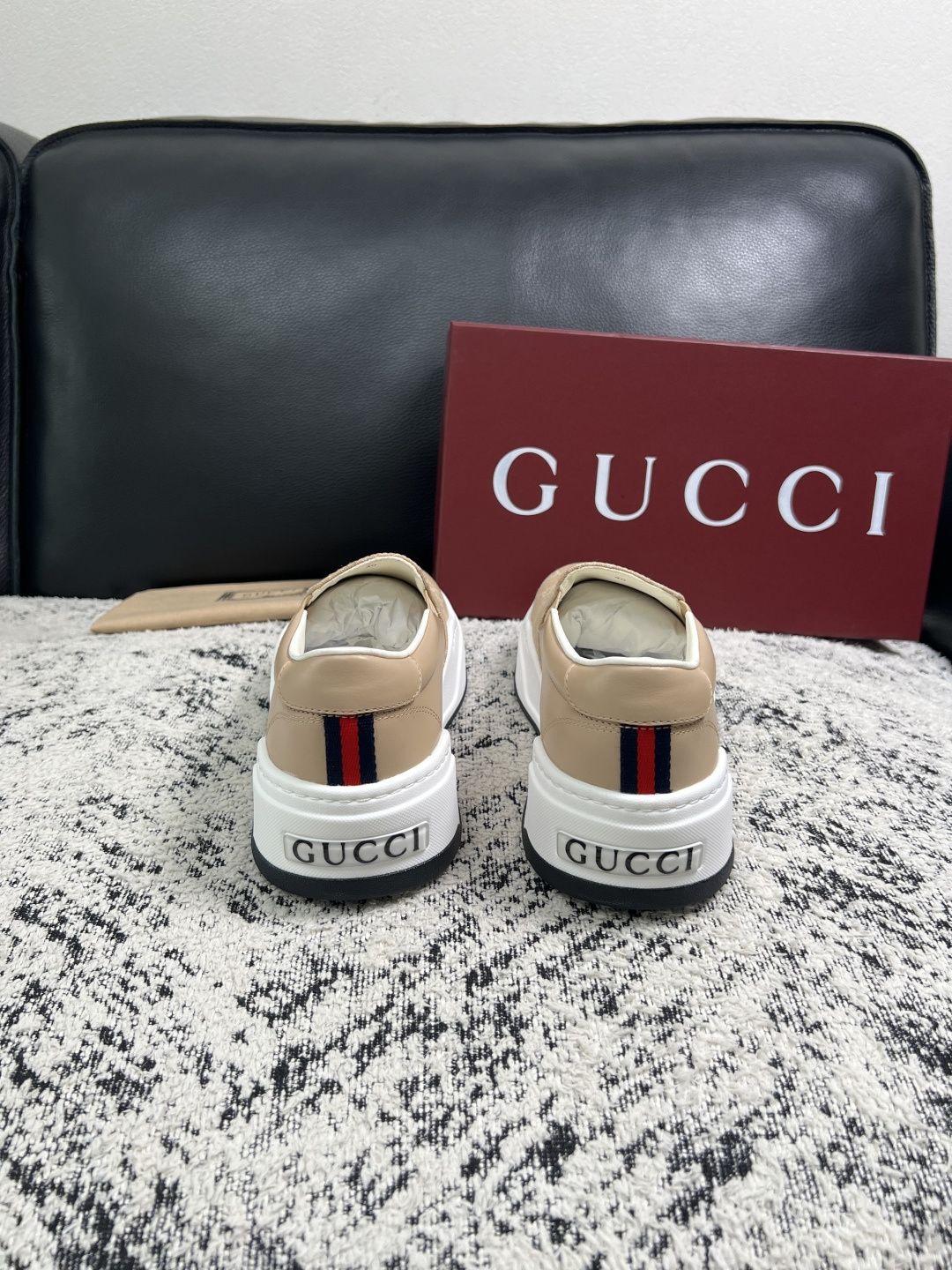 Gucci 高品质  顶级工艺品  古奇  专柜新款原厂配置，意大利进口牛皮面料，进口牛皮内里垫，透气舒适，鞋底：原厂特