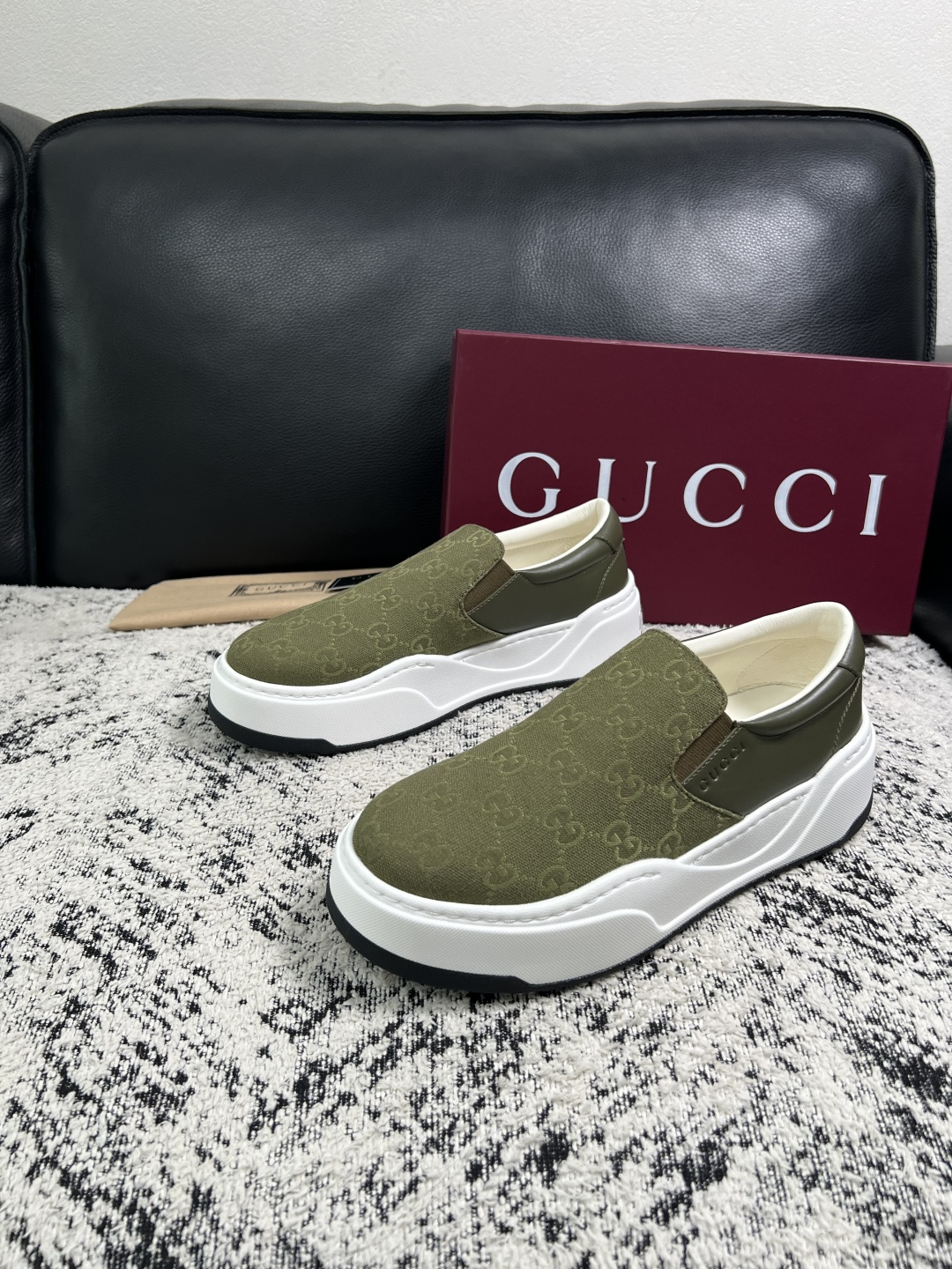 Gucci 高品质  顶级工艺品  古奇  专柜新款原厂配置，意大利进口牛皮面料，进口牛皮内里垫，透气舒适，鞋底：原厂特