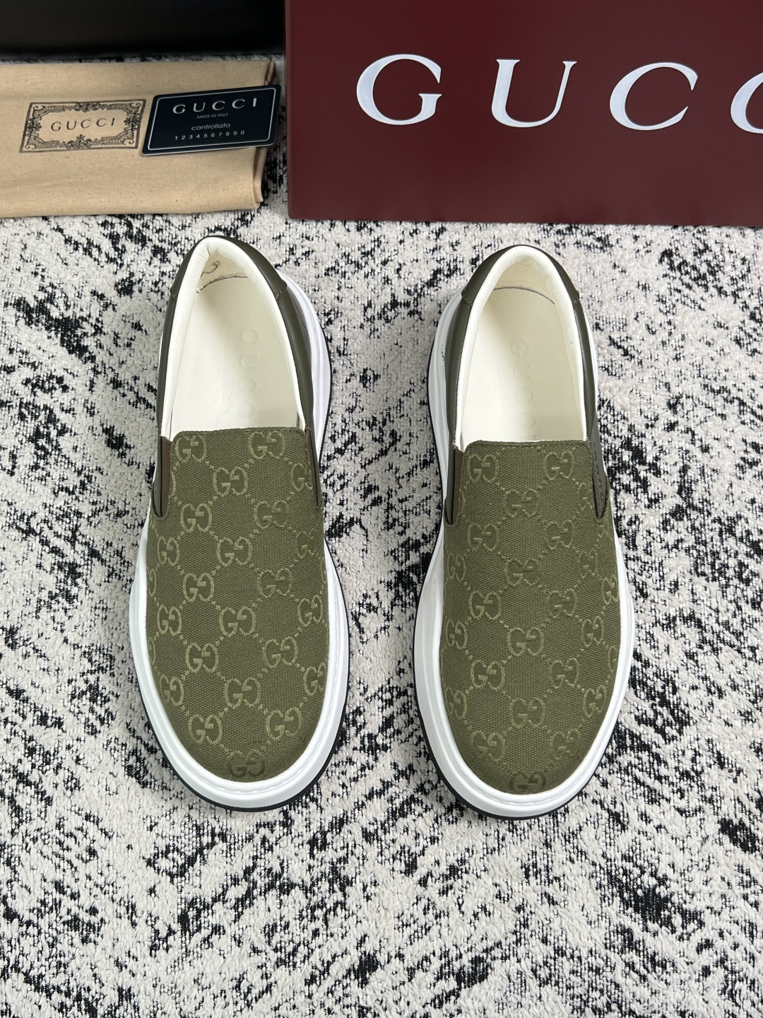 Gucci 高品质  顶级工艺品  古奇  专柜新款原厂配置，意大利进口牛皮面料，进口牛皮内里垫，透气舒适，鞋底：原厂特