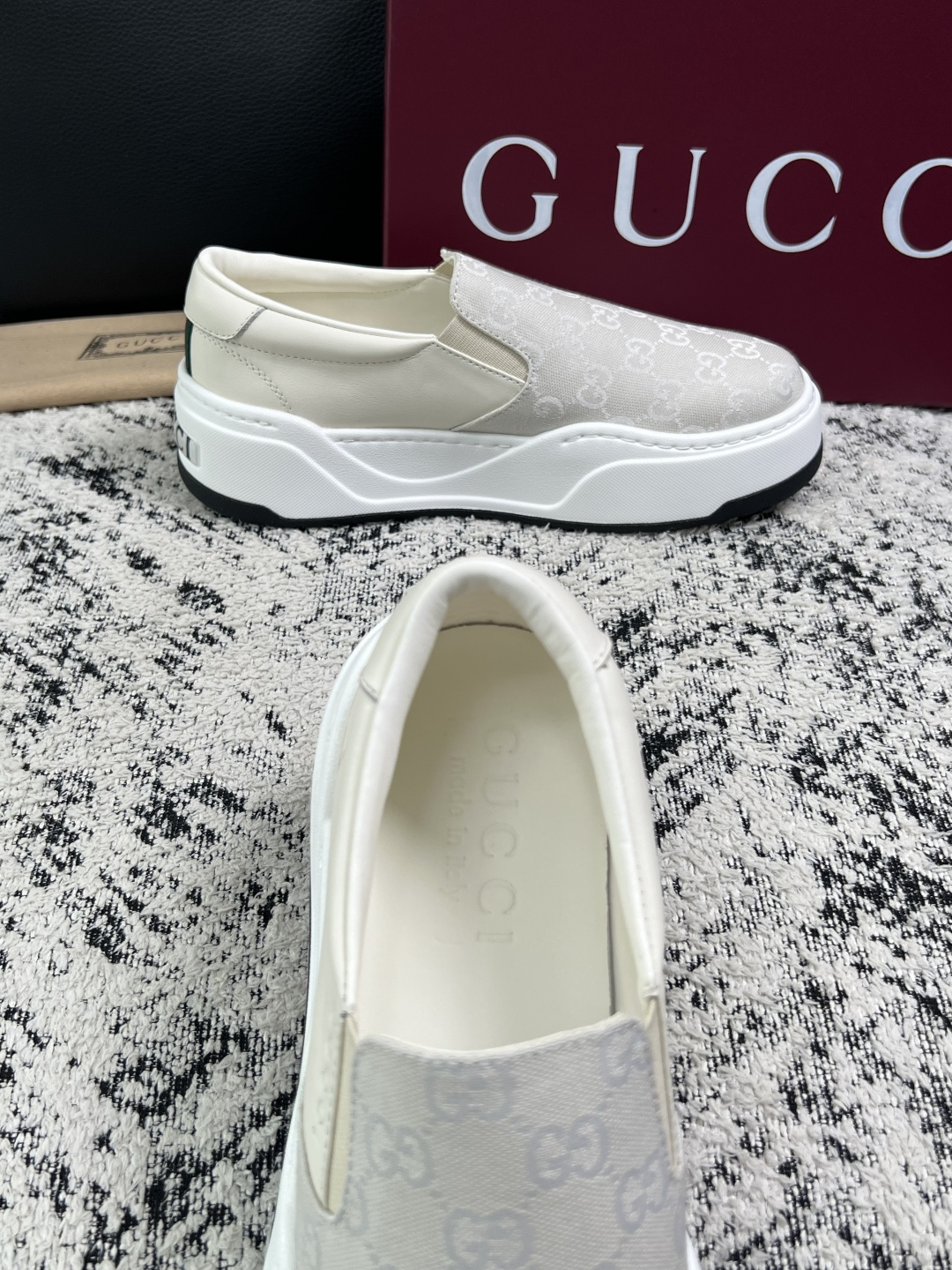 Gucci 高品质  顶级工艺品  古奇  专柜新款原厂配置，意大利进口牛皮面料，进口牛皮内里垫，透气舒适，鞋底：原厂特