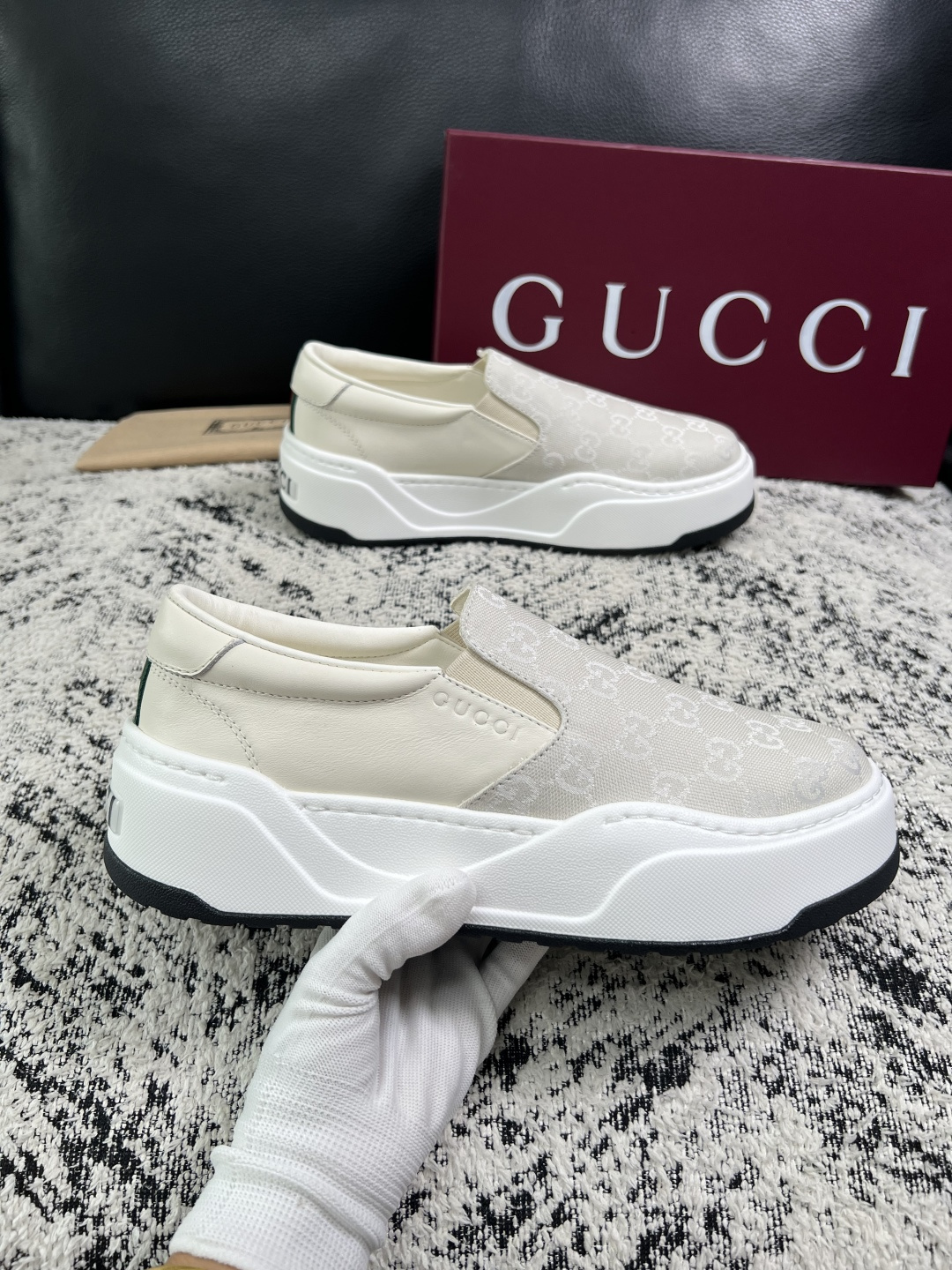 Gucci 高品质  顶级工艺品  古奇  专柜新款原厂配置，意大利进口牛皮面料，进口牛皮内里垫，透气舒适，鞋底：原厂特