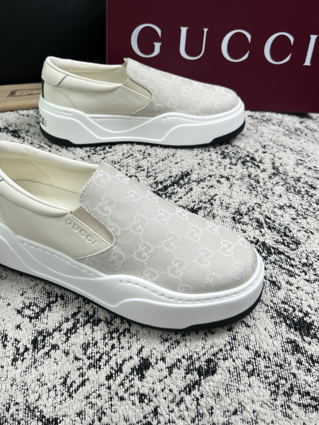 Gucci 高品质  顶级工艺品  古奇  专柜新款原厂配置，意大利进口牛皮面料，进口牛皮内里垫，透气舒适，鞋底：原厂特