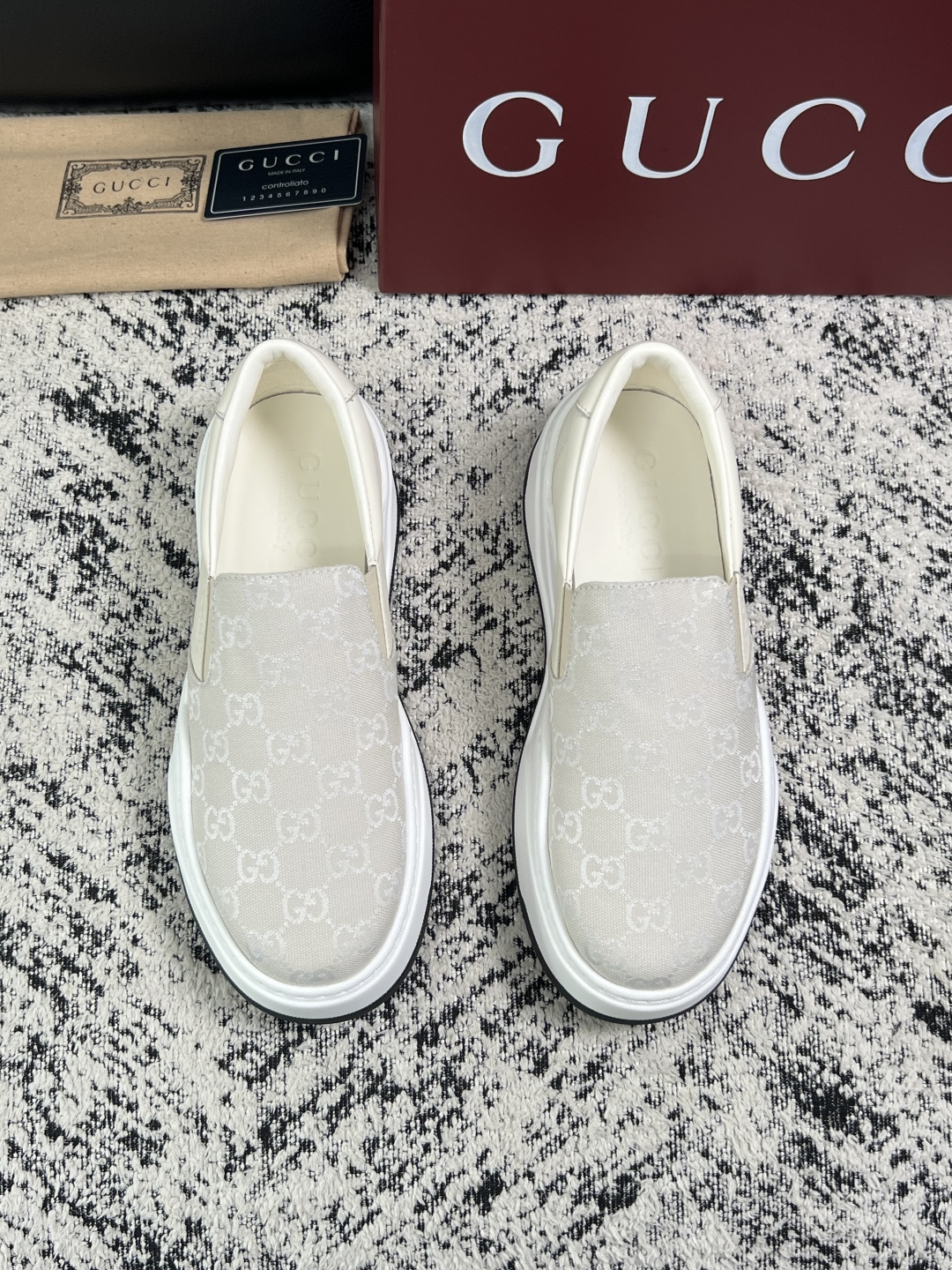 Gucci 高品质  顶级工艺品  古奇  专柜新款原厂配置，意大利进口牛皮面料，进口牛皮内里垫，透气舒适，鞋底：原厂特