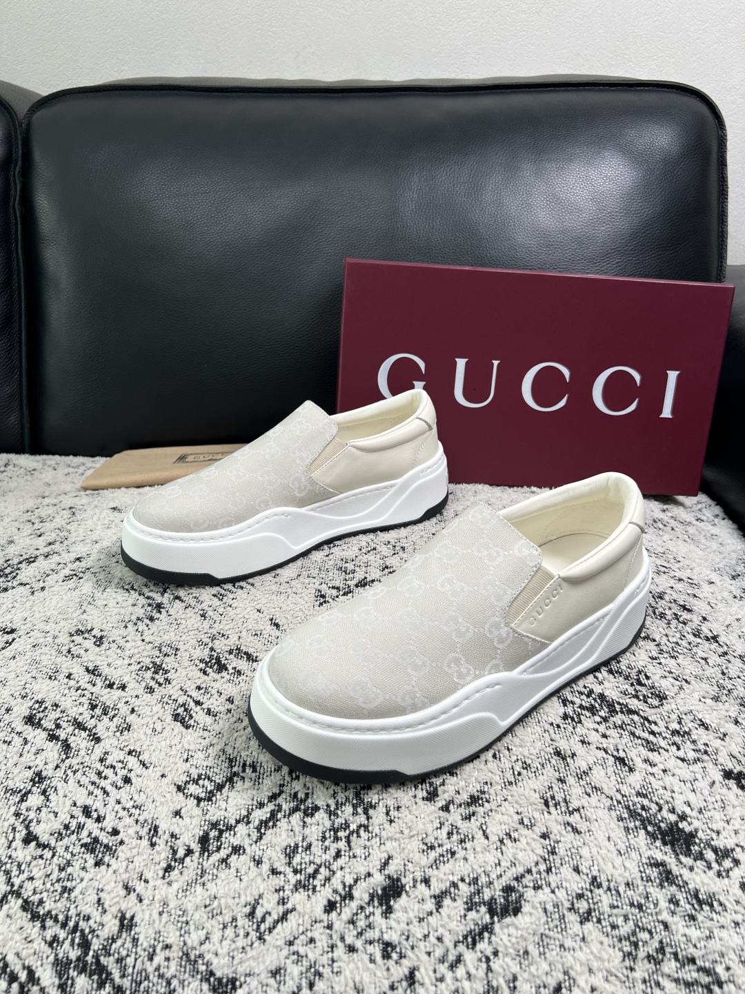Gucci 高品质  顶级工艺品  古奇  专柜新款原厂配置，意大利进口牛皮面料，进口牛皮内里垫，透气舒适，鞋底：原厂特