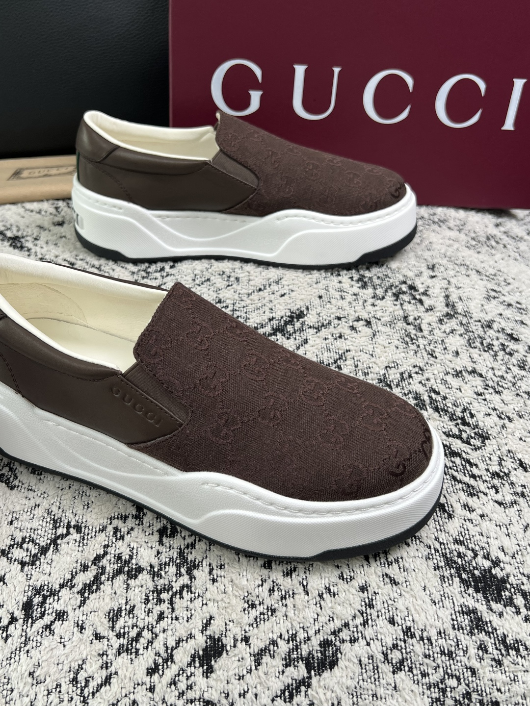 Gucci 高品质  顶级工艺品  古奇  专柜新款原厂配置，意大利进口牛皮面料，进口牛皮内里垫，透气舒适，鞋底：原厂特