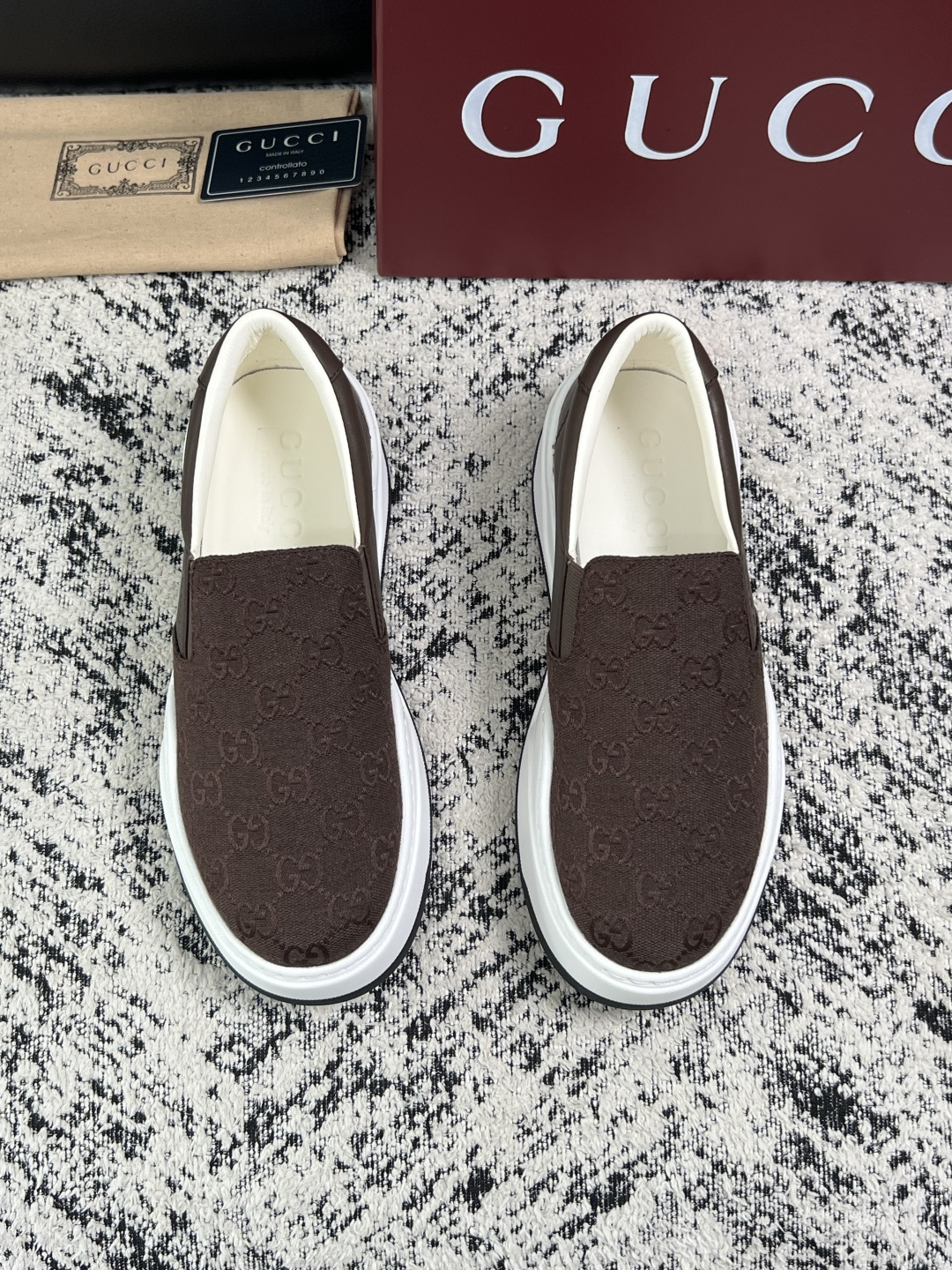 Gucci 高品质  顶级工艺品  古奇  专柜新款原厂配置，意大利进口牛皮面料，进口牛皮内里垫，透气舒适，鞋底：原厂特