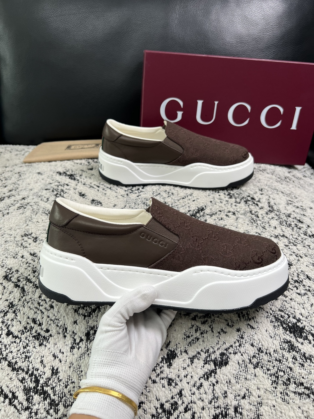 Gucci 高品质  顶级工艺品  古奇  专柜新款原厂配置，意大利进口牛皮面料，进口牛皮内里垫，透气舒适，鞋底：原厂特
