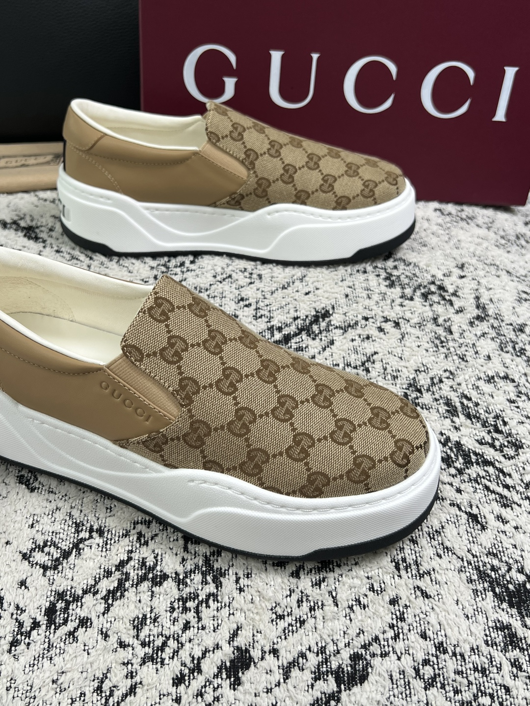 Gucci 高品质  顶级工艺品  古奇  专柜新款原厂配置，意大利进口牛皮面料，进口牛皮内里垫，透气舒适，鞋底：原厂特