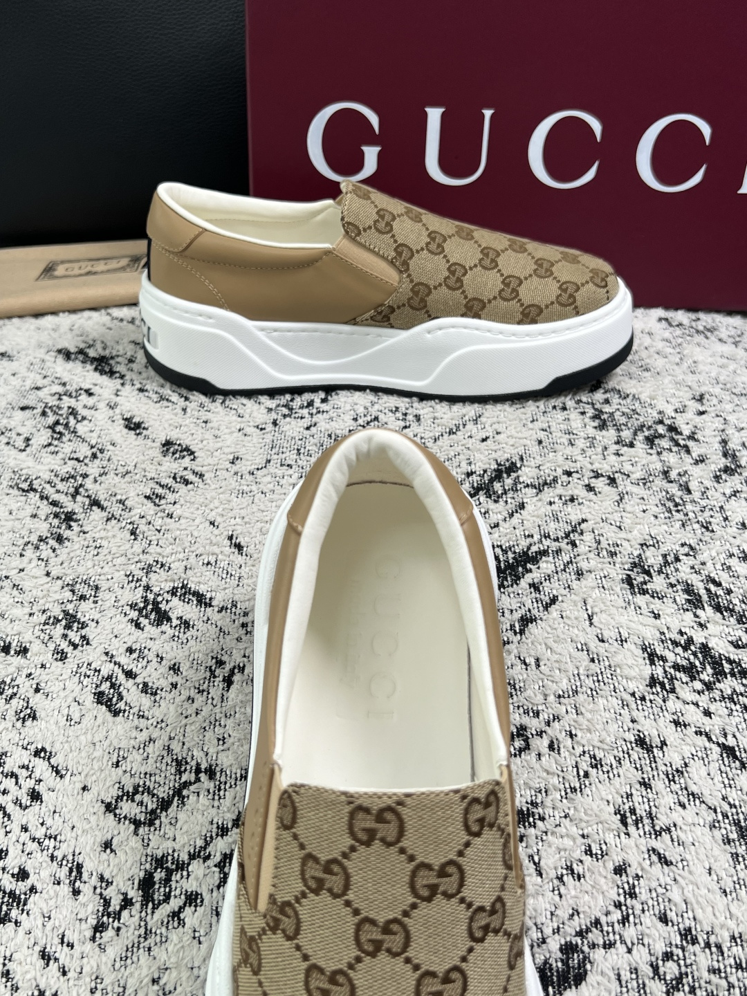 Gucci 高品质  顶级工艺品  古奇  专柜新款原厂配置，意大利进口牛皮面料，进口牛皮内里垫，透气舒适，鞋底：原厂特