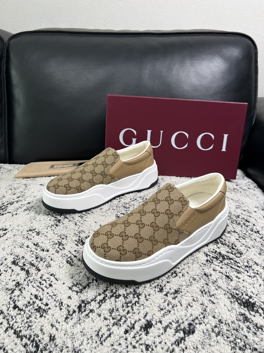 Gucci 高品质  顶级工艺品  古奇  专柜新款原厂配置，意大利进口牛皮面料，进口牛皮内里垫，透气舒适，鞋底：原厂特