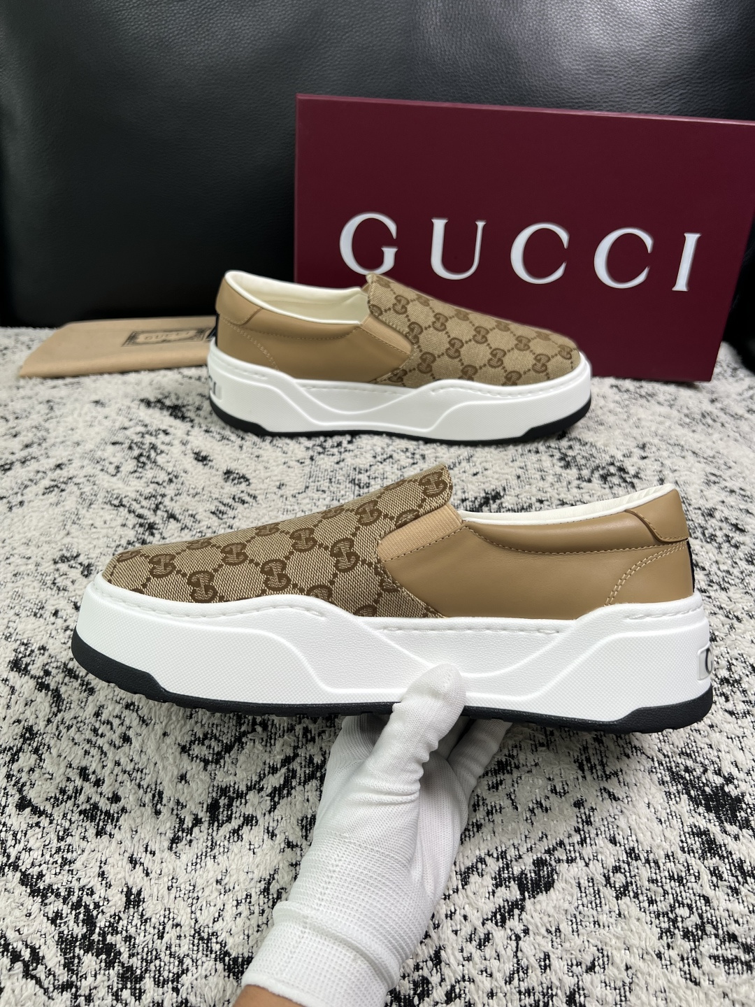Gucci 高品质  顶级工艺品  古奇  专柜新款原厂配置，意大利进口牛皮面料，进口牛皮内里垫，透气舒适，鞋底：原厂特