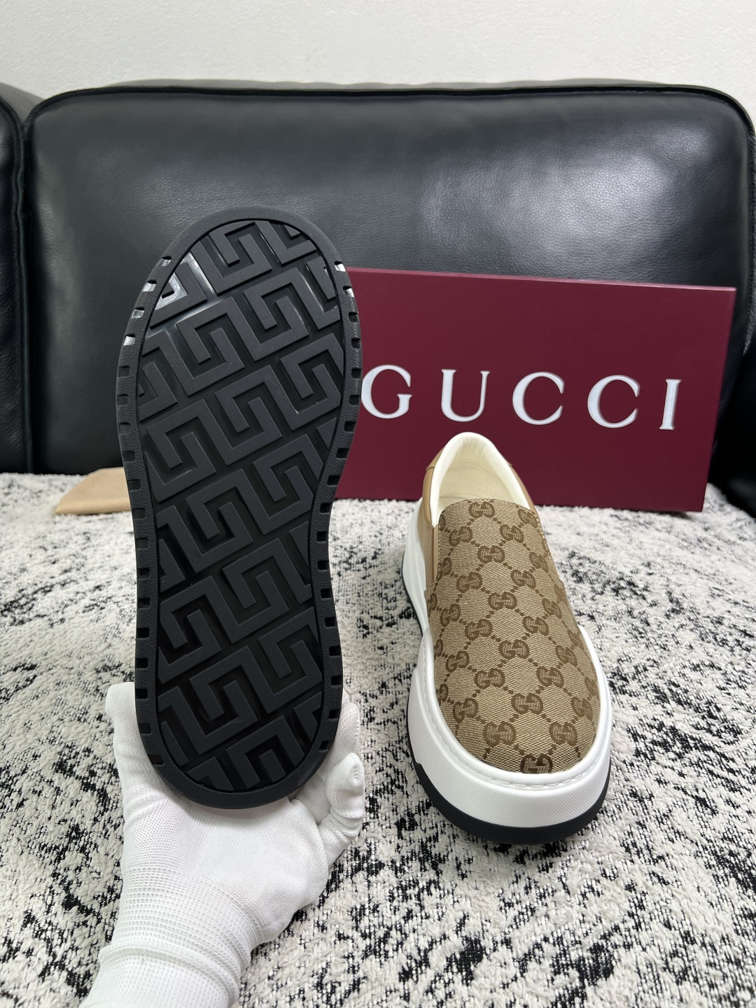 Gucci 高品质  顶级工艺品  古奇  专柜新款原厂配置，意大利进口牛皮面料，进口牛皮内里垫，透气舒适，鞋底：原厂特