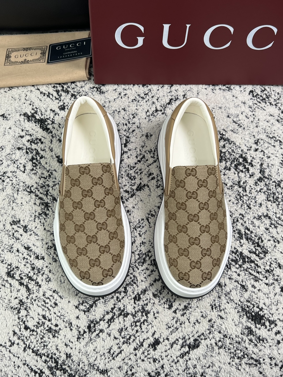 Gucci 高品质  顶级工艺品  古奇  专柜新款原厂配置，意大利进口牛皮面料，进口牛皮内里垫，透气舒适，鞋底：原厂特
