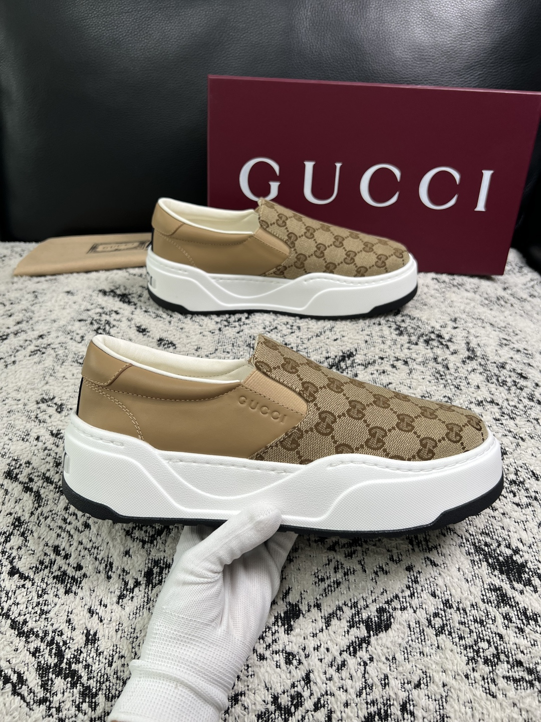 Gucci 高品质  顶级工艺品  古奇  专柜新款原厂配置，意大利进口牛皮面料，进口牛皮内里垫，透气舒适，鞋底：原厂特