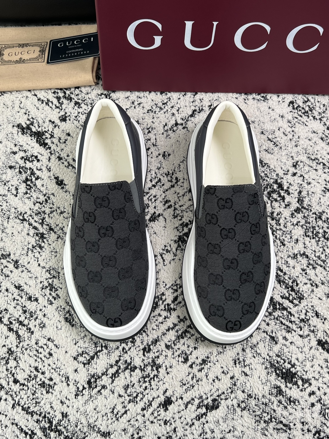 Gucci 高品质  顶级工艺品  古奇  专柜新款原厂配置，意大利进口牛皮面料，进口牛皮内里垫，透气舒适，鞋底：原厂特