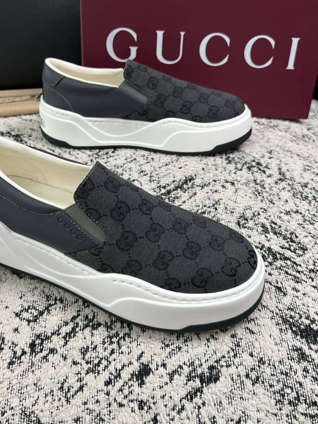 Gucci 高品质  顶级工艺品  古奇  专柜新款原厂配置，意大利进口牛皮面料，进口牛皮内里垫，透气舒适，鞋底：原厂特