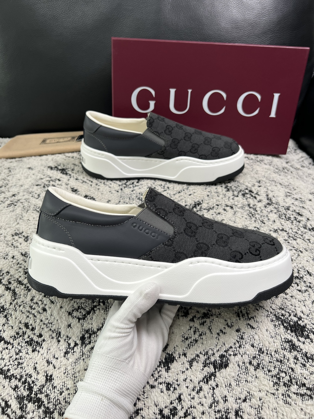 Gucci 高品质  顶级工艺品  古奇  专柜新款原厂配置，意大利进口牛皮面料，进口牛皮内里垫，透气舒适，鞋底：原厂特