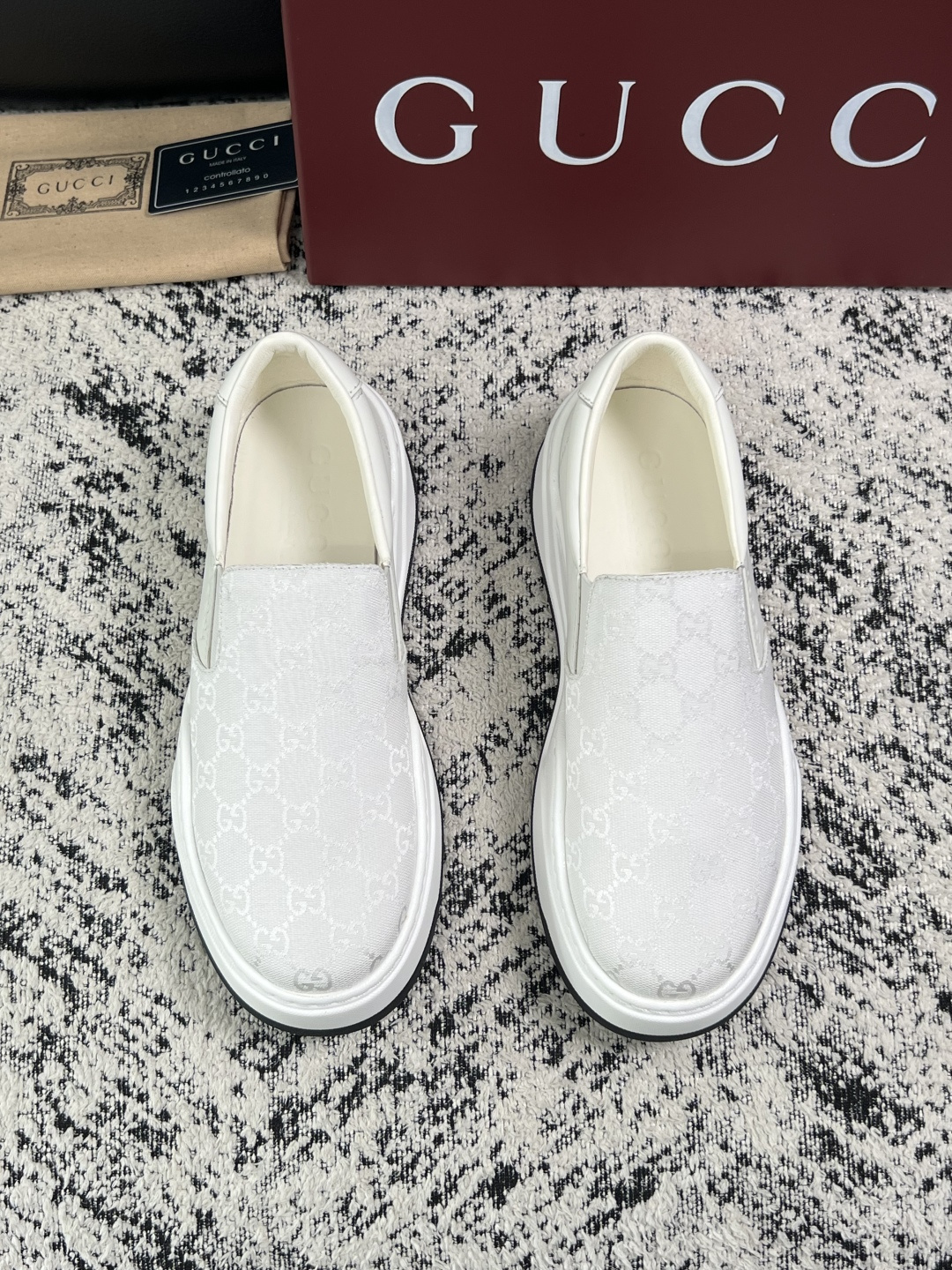Gucci 高品质  顶级工艺品  古奇  专柜新款原厂配置，意大利进口牛皮面料，进口牛皮内里垫，透气舒适，鞋底：原厂特