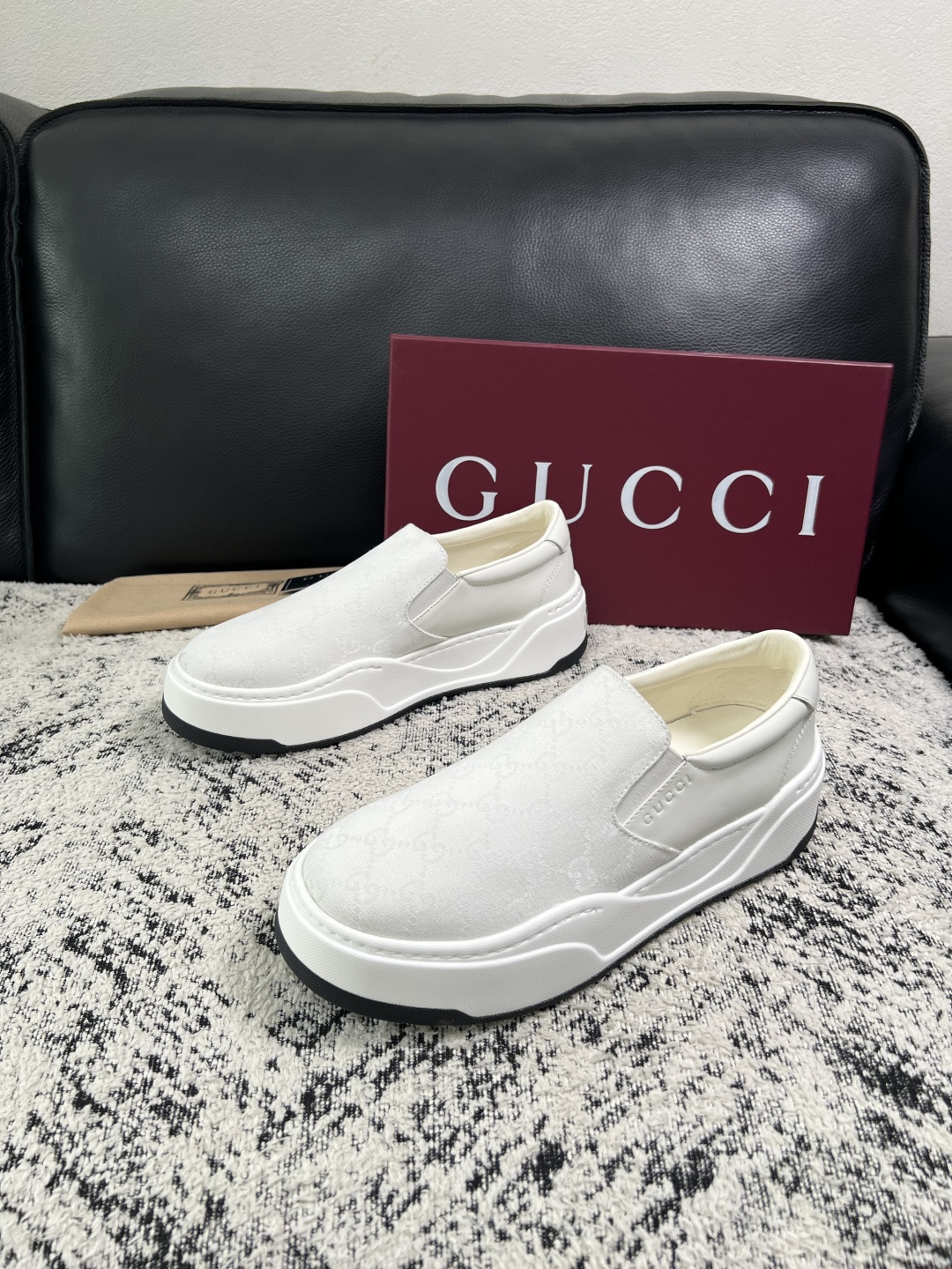 Gucci 高品质  顶级工艺品  古奇  专柜新款原厂配置，意大利进口牛皮面料，进口牛皮内里垫，透气舒适，鞋底：原厂特