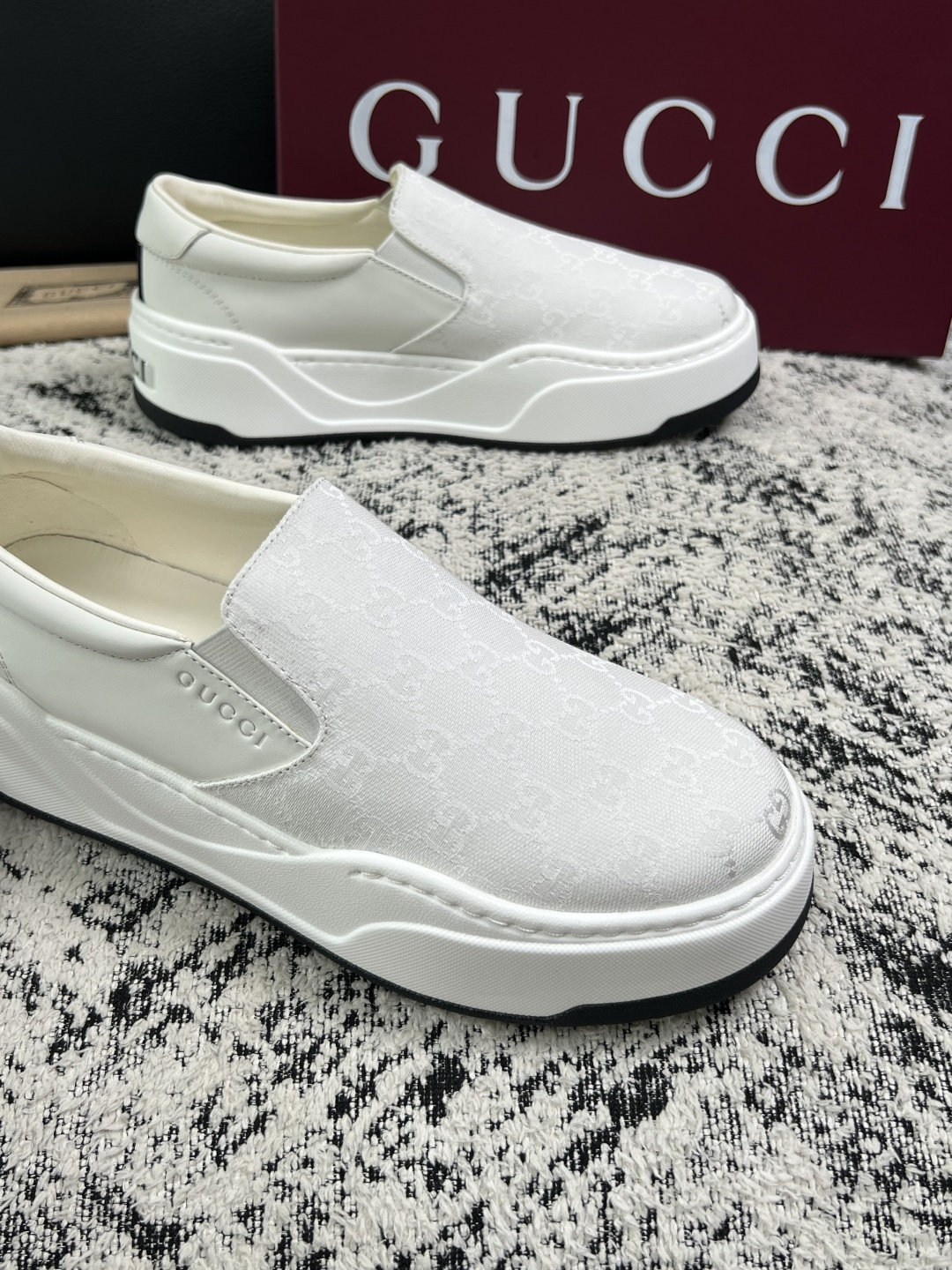 Gucci 高品质  顶级工艺品  古奇  专柜新款原厂配置，意大利进口牛皮面料，进口牛皮内里垫，透气舒适，鞋底：原厂特