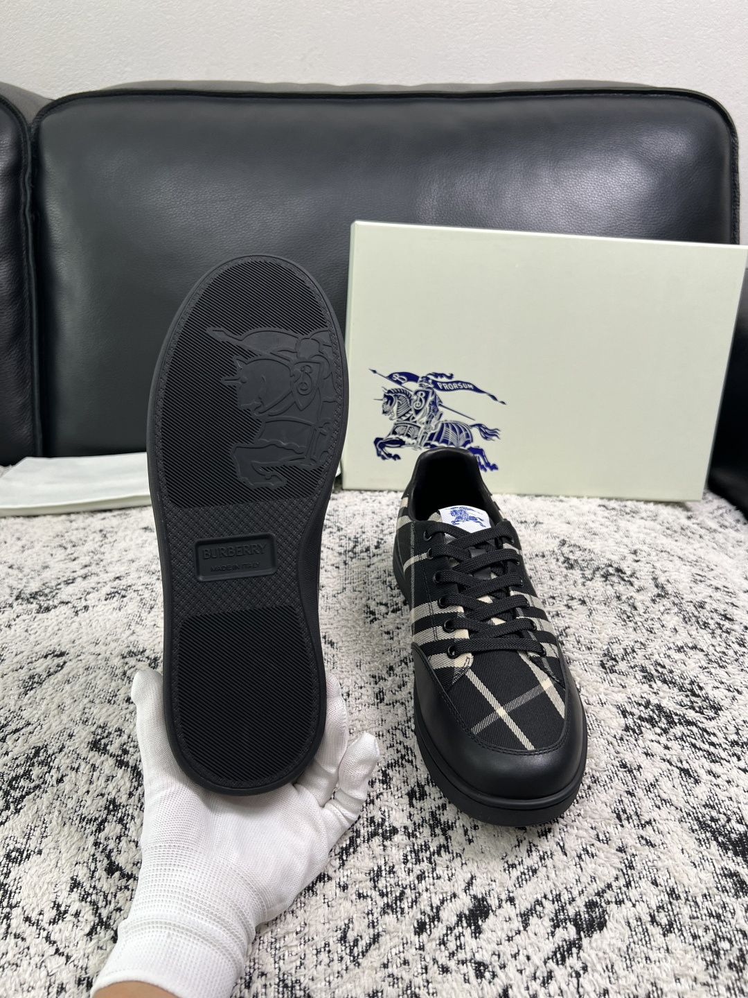 BURBERRY  顶级工艺品 巴宝莉 专柜同步，原厂配置意大利进口牛皮面料，高品质复杂拼接工艺，进口牛皮内里垫，透气舒