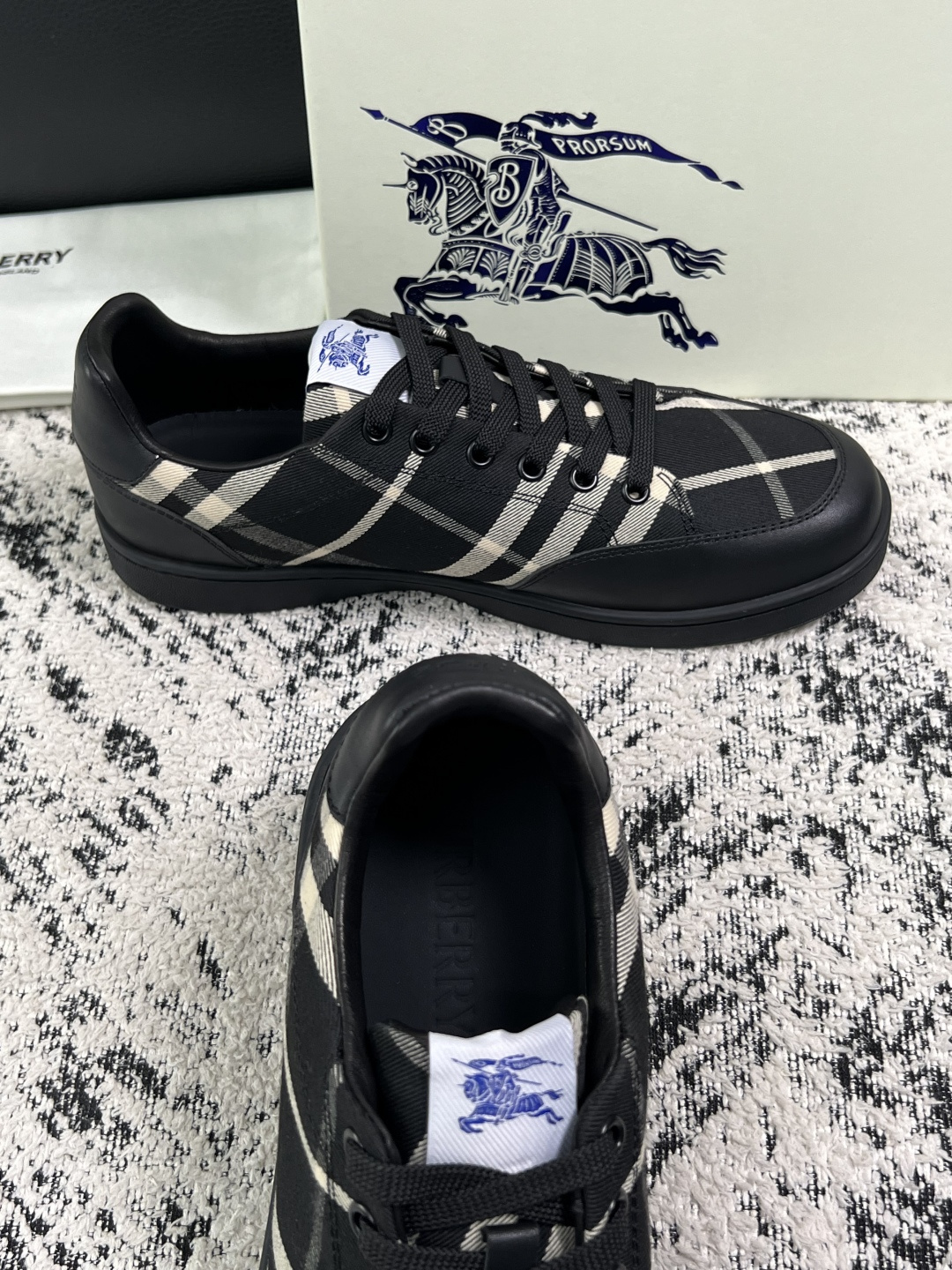 BURBERRY  顶级工艺品 巴宝莉 专柜同步，原厂配置意大利进口牛皮面料，高品质复杂拼接工艺，进口牛皮内里垫，透气舒