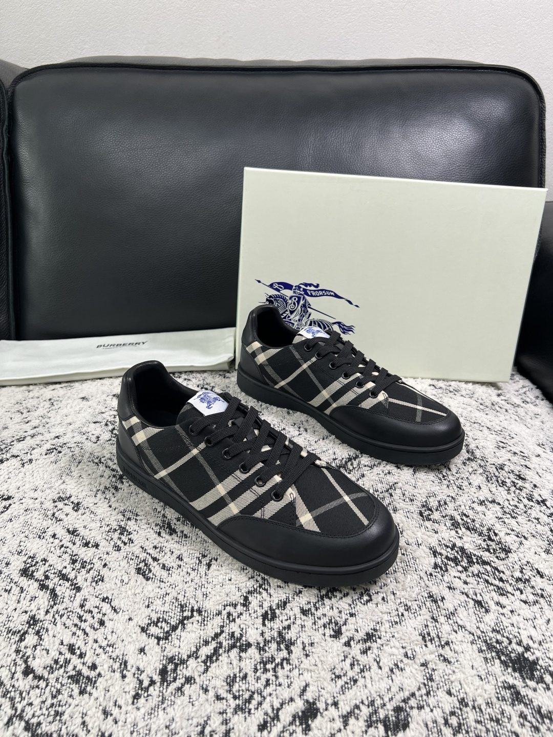 BURBERRY 顶级工艺品 巴宝莉 专柜同步,原厂配置意大利进口牛皮面料,高品质复杂拼接工艺,进口牛皮内里垫,透气舒 BURBERRY 顶级工艺品 巴宝莉 专柜同步,原厂配置意大利进口牛皮面料,高品质复杂拼接工艺,进口牛皮内里垫,透气舒