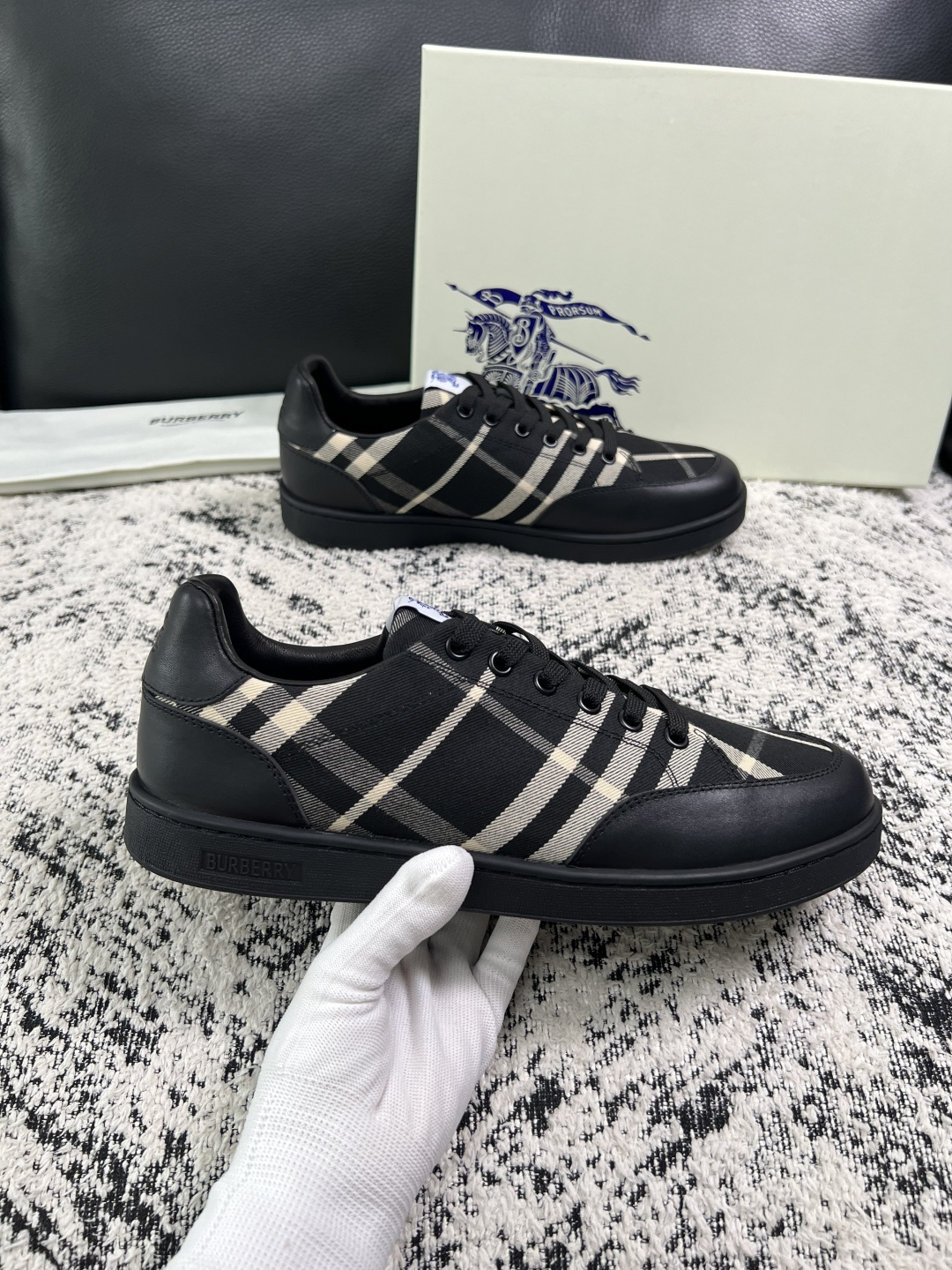 BURBERRY  顶级工艺品 巴宝莉 专柜同步，原厂配置意大利进口牛皮面料，高品质复杂拼接工艺，进口牛皮内里垫，透气舒