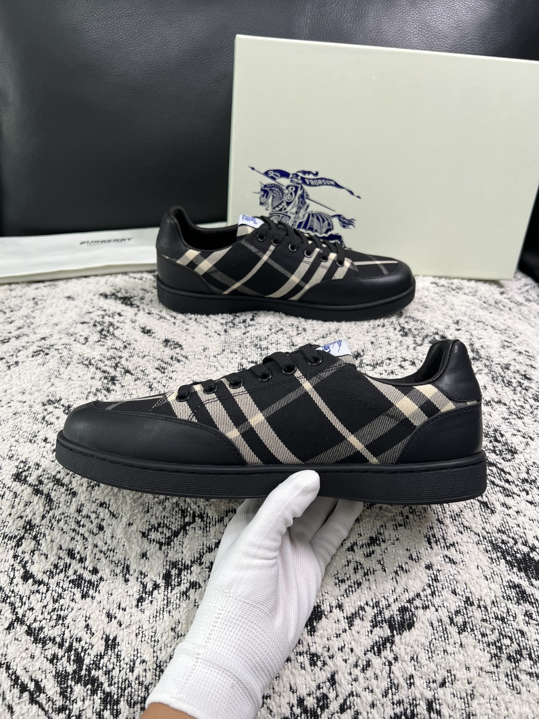 BURBERRY  顶级工艺品 巴宝莉 专柜同步，原厂配置意大利进口牛皮面料，高品质复杂拼接工艺，进口牛皮内里垫，透气舒
