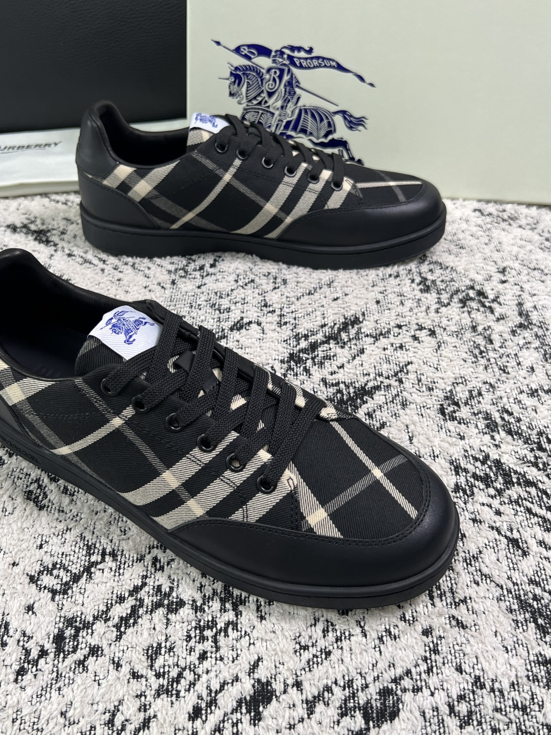 BURBERRY  顶级工艺品 巴宝莉 专柜同步，原厂配置意大利进口牛皮面料，高品质复杂拼接工艺，进口牛皮内里垫，透气舒