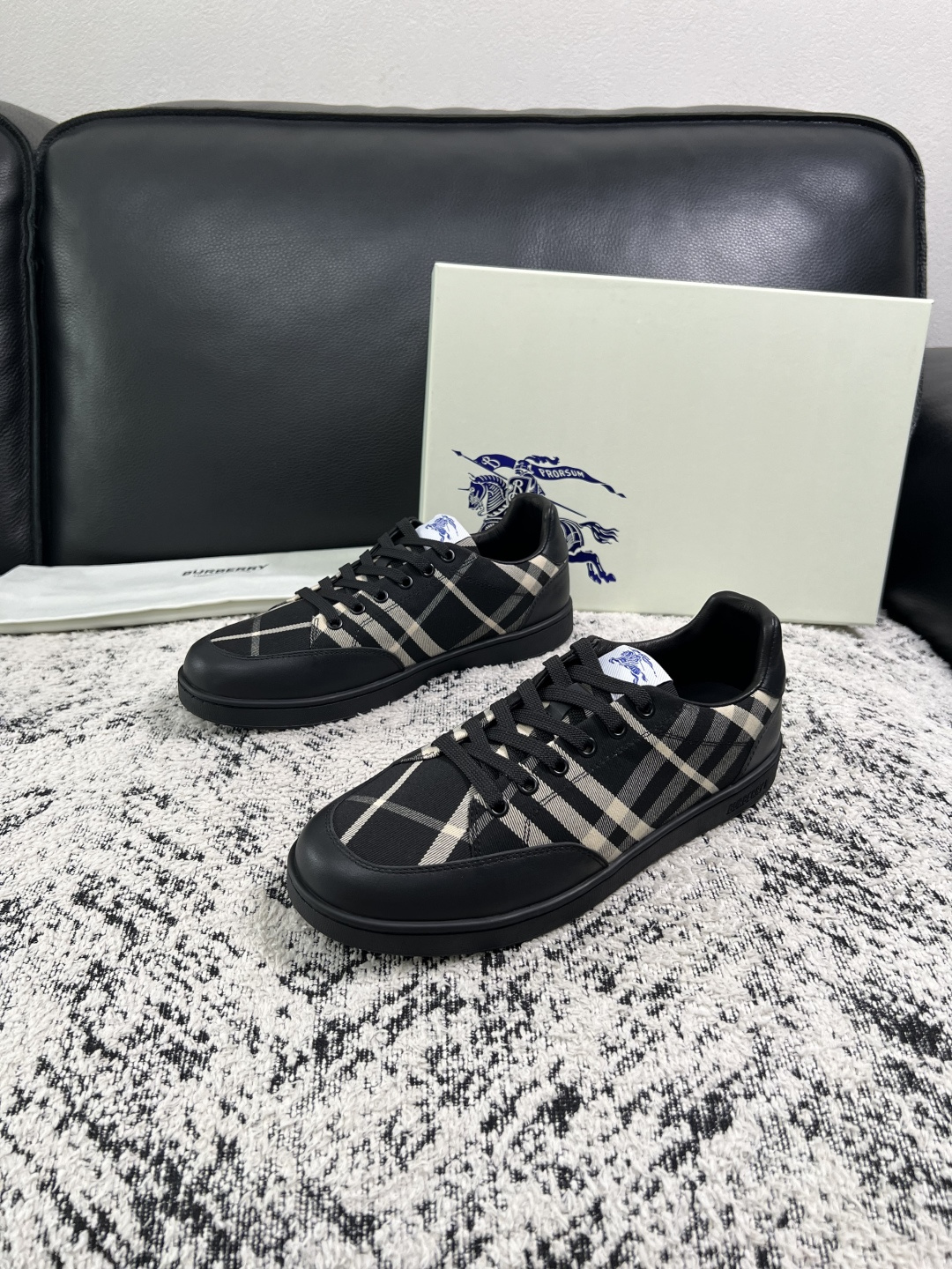 BURBERRY  顶级工艺品 巴宝莉 专柜同步，原厂配置意大利进口牛皮面料，高品质复杂拼接工艺，进口牛皮内里垫，透气舒