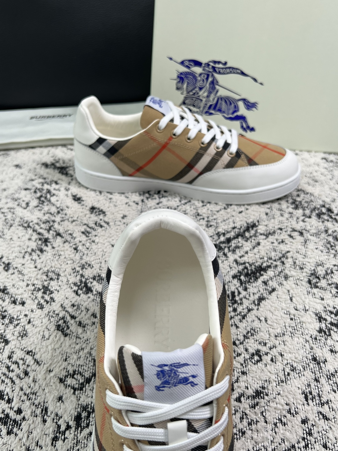 BURBERRY  顶级工艺品 巴宝莉 专柜同步，原厂配置意大利进口牛皮面料，高品质复杂拼接工艺，进口牛皮内里垫，透气舒