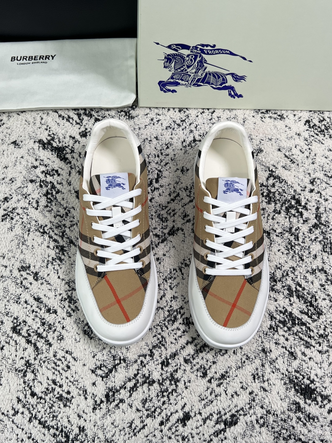BURBERRY  顶级工艺品 巴宝莉 专柜同步，原厂配置意大利进口牛皮面料，高品质复杂拼接工艺，进口牛皮内里垫，透气舒