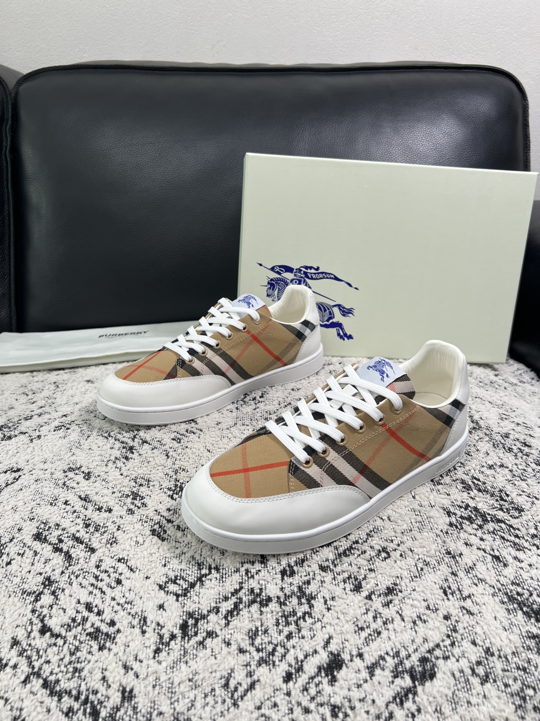 BURBERRY  顶级工艺品 巴宝莉 专柜同步，原厂配置意大利进口牛皮面料，高品质复杂拼接工艺，进口牛皮内里垫，透气舒