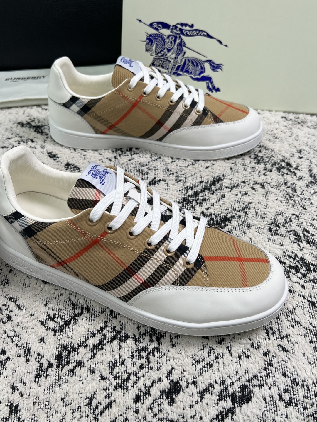 BURBERRY  顶级工艺品 巴宝莉 专柜同步，原厂配置意大利进口牛皮面料，高品质复杂拼接工艺，进口牛皮内里垫，透气舒