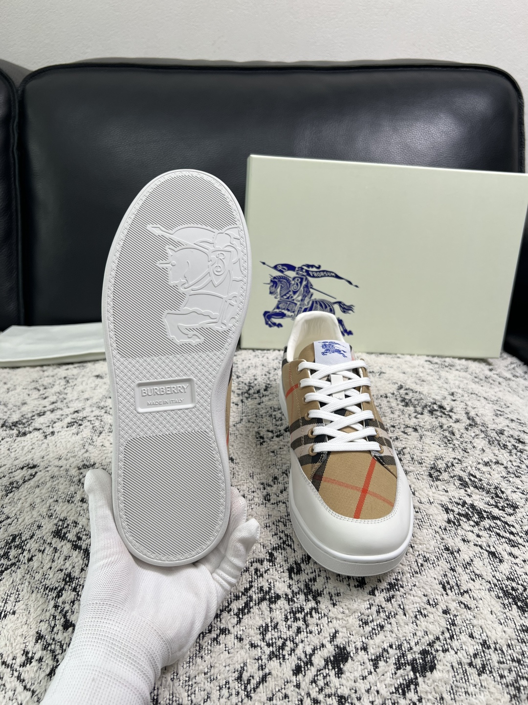 BURBERRY  顶级工艺品 巴宝莉 专柜同步，原厂配置意大利进口牛皮面料，高品质复杂拼接工艺，进口牛皮内里垫，透气舒