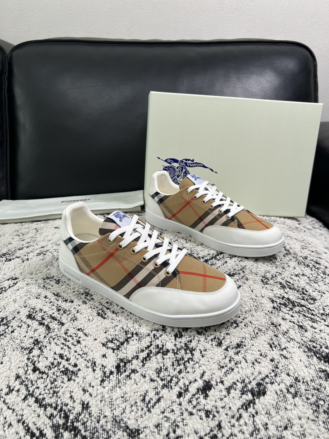 BURBERRY 顶级工艺品 巴宝莉 专柜同步,原厂配置意大利进口牛皮面料,高品质复杂拼接工艺,进口牛皮内里垫,透气舒 BURBERRY 顶级工艺品 巴宝莉 专柜同步,原厂配置意大利进口牛皮面料,高品质复杂拼接工艺,进口牛皮内里垫,透气舒