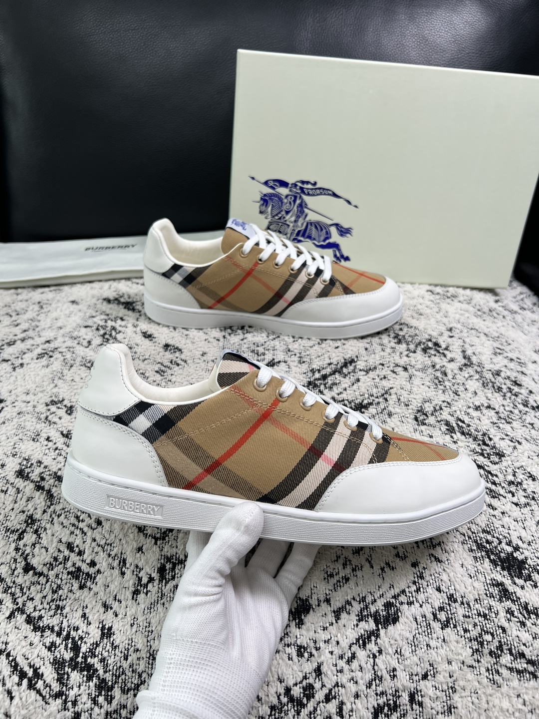 BURBERRY  顶级工艺品 巴宝莉 专柜同步，原厂配置意大利进口牛皮面料，高品质复杂拼接工艺，进口牛皮内里垫，透气舒