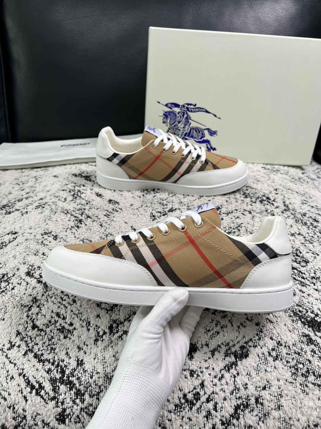 BURBERRY  顶级工艺品 巴宝莉 专柜同步，原厂配置意大利进口牛皮面料，高品质复杂拼接工艺，进口牛皮内里垫，透气舒
