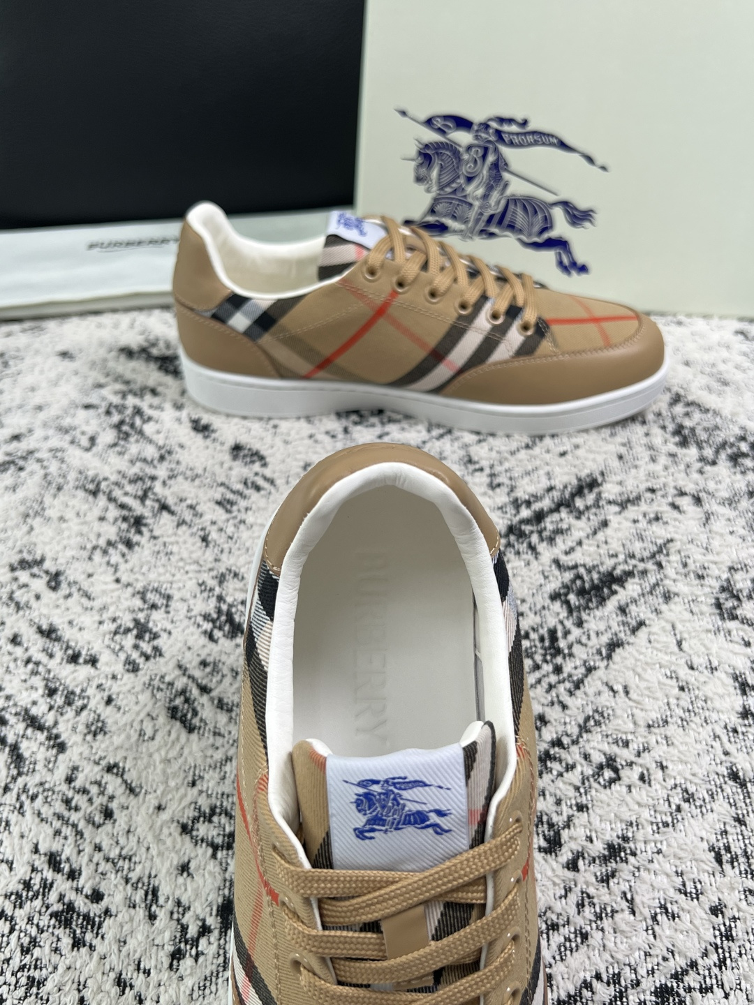 BURBERRY  顶级工艺品 巴宝莉 专柜同步，原厂配置意大利进口牛皮面料，高品质复杂拼接工艺，进口牛皮内里垫，透气舒