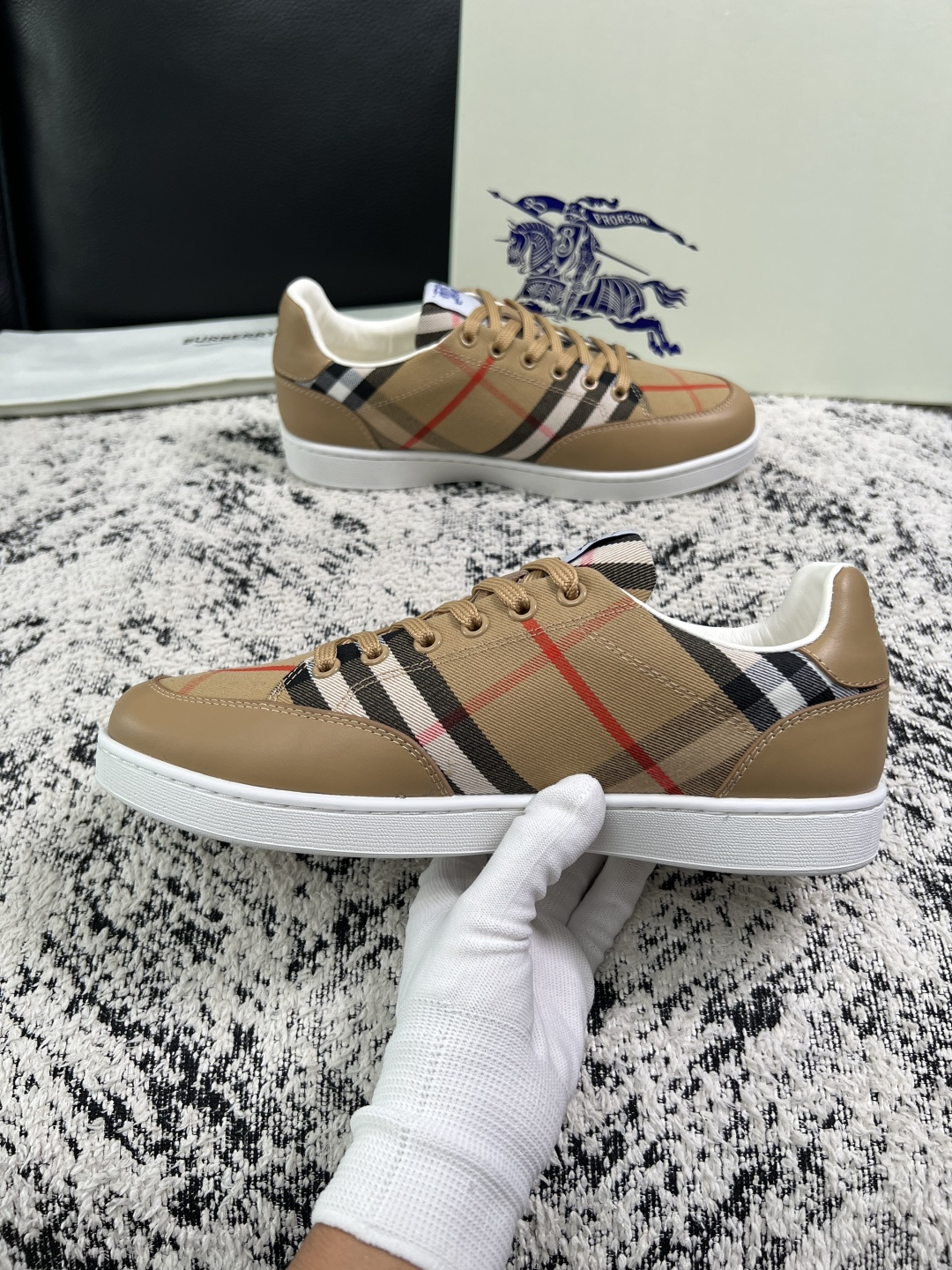 BURBERRY  顶级工艺品 巴宝莉 专柜同步，原厂配置意大利进口牛皮面料，高品质复杂拼接工艺，进口牛皮内里垫，透气舒