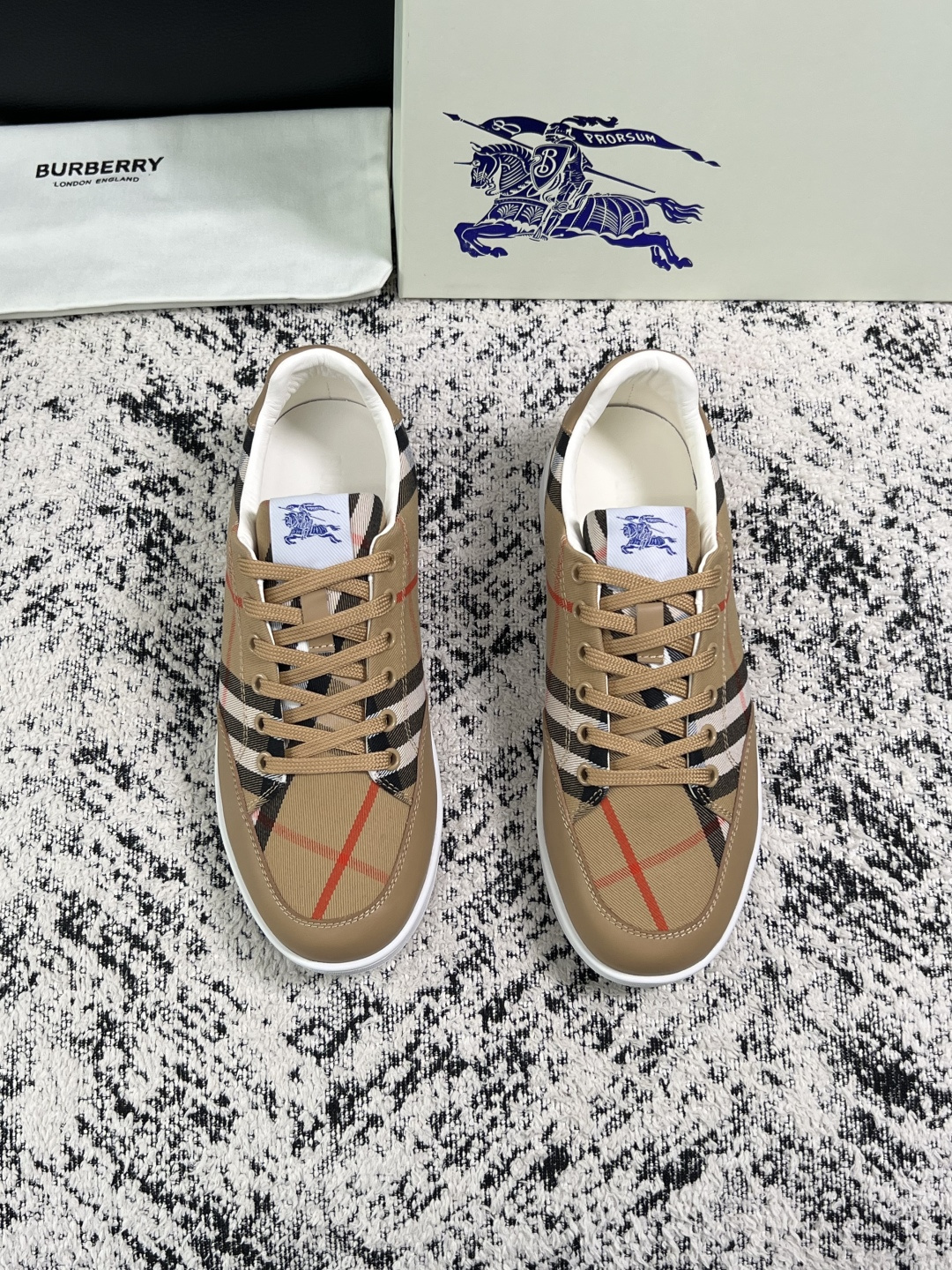 BURBERRY  顶级工艺品 巴宝莉 专柜同步，原厂配置意大利进口牛皮面料，高品质复杂拼接工艺，进口牛皮内里垫，透气舒